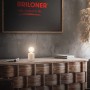 Beige Brilo Tischleuchte Tubo Keramik auf Holzkommode. Designlampe für Wohnraum.