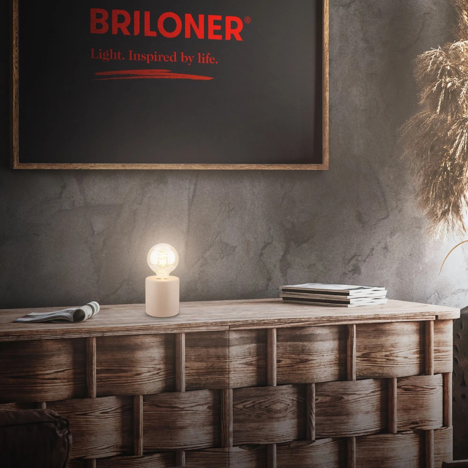 Beige Brilo Tischleuchte Tubo Keramik auf Holzkommode. Designlampe für Wohnraum.
