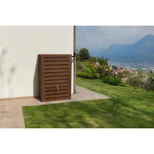Garantia WOODY JR Wandtank 300 l Darkwood in Holzoptik mit Messinghahn vor Hauswand.