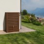 Garantia WOODY JR Wandtank 300 l Darkwood in Holzoptik mit Messinghahn vor Hauswand.