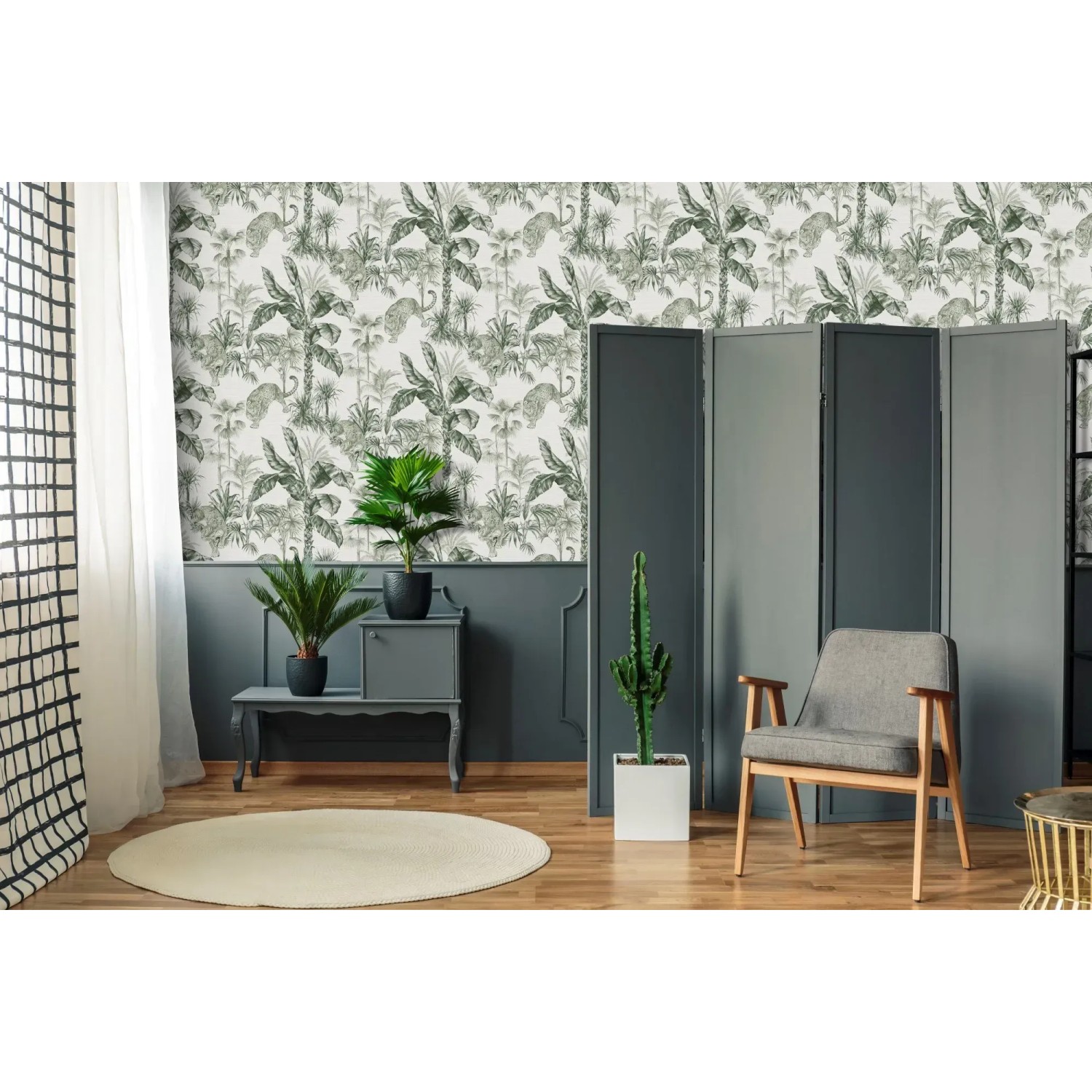 Wohnraum mit grüner Vliestapete Zanzibar mit Dschungelmotiv und Leopard von Superfresco Easy.