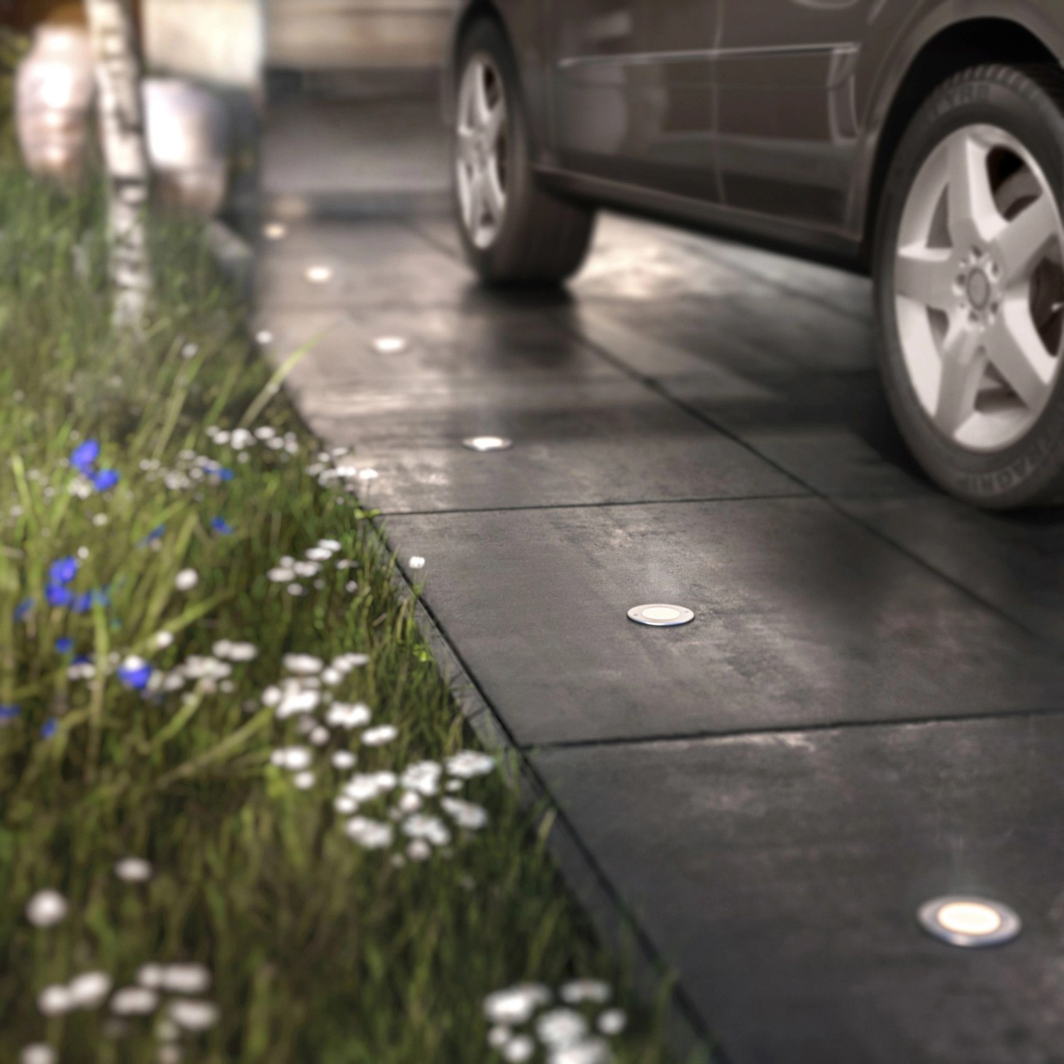 Philips LED-Einbauleuchte Moss aus Edelstahl im Gartenweg, warmweißes Licht.