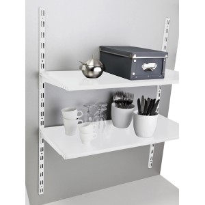 Regal mit weißen OBI Stahlblechböden (80x25cm) und Deko-Elementen.