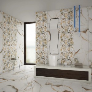 Badezimmer mit weißer, matter Feinsteinzeug Bodenfliese (60x120 cm) in Marmoroptik.