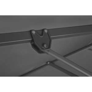 Detailaufnahme: Anthrazitfarbener Schneider Ampelschirm, Fokus auf Mechanik und Streben.