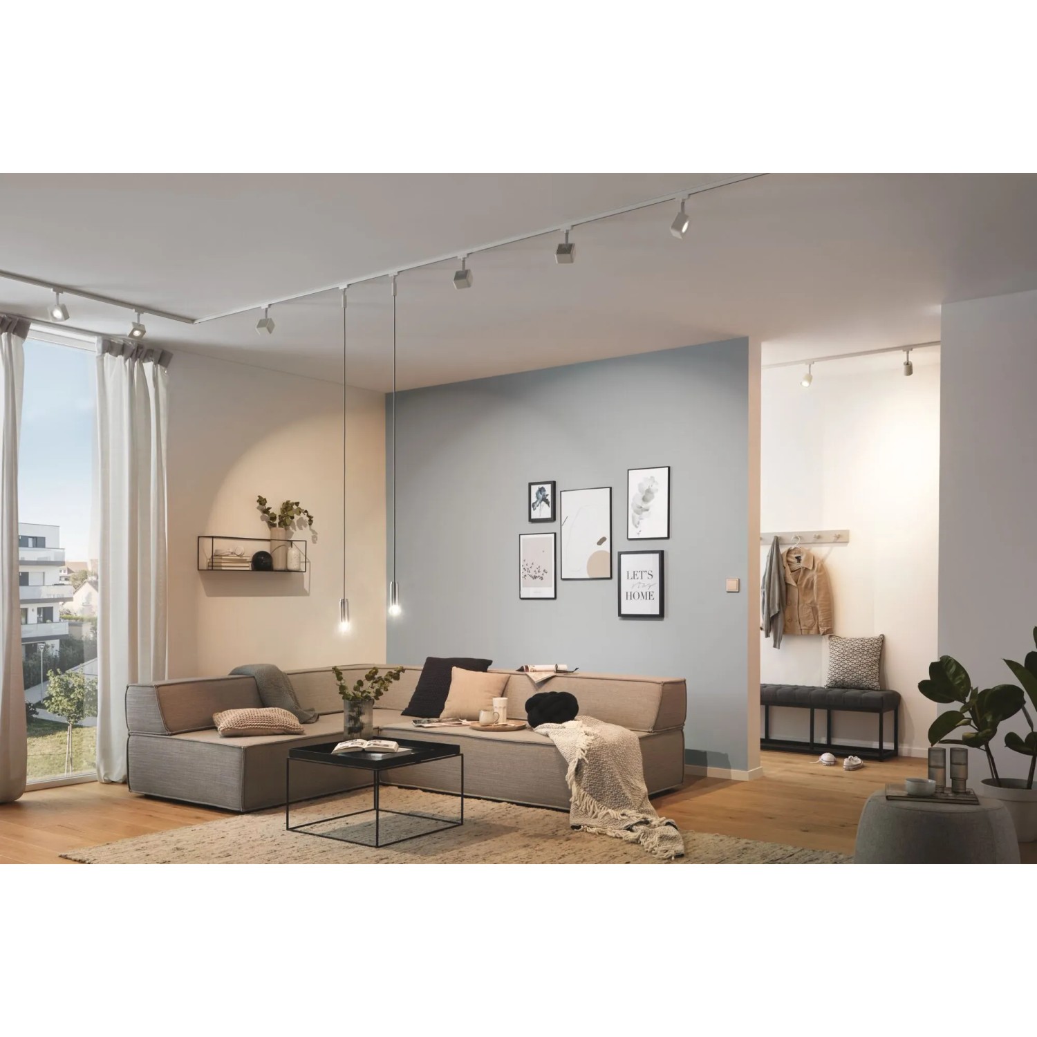 Wohnzimmer mit Paulmann URail LED-Schienensystem und 2Easy Pendelleuchte in Signalweiß.