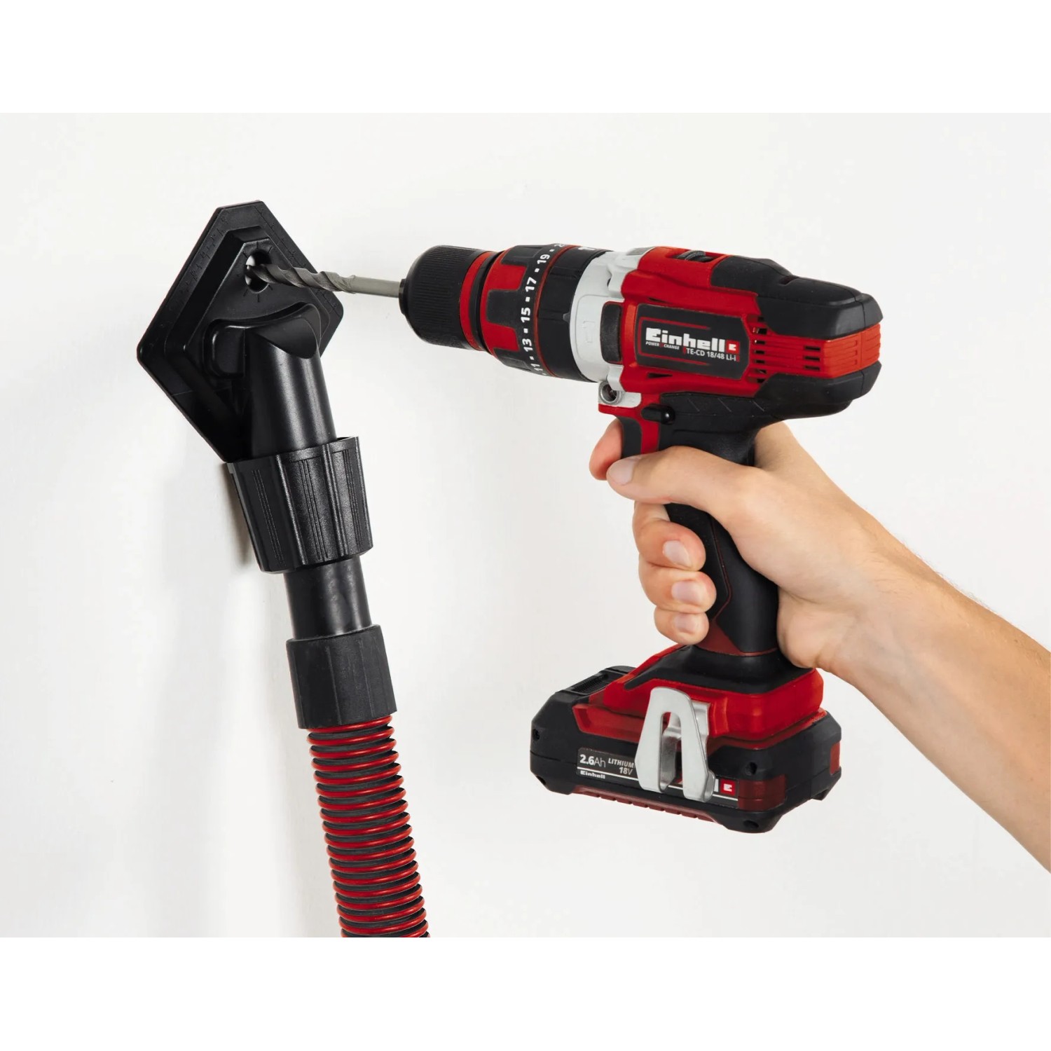 Einhell Bohrdüse für Nass-Trockensauger im Einsatz mit Bohrmaschine. Staubabsaugung beim Bohren.