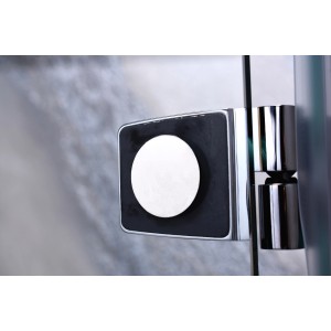 Detailaufnahme: Sanotechnik Falttür Duet, links, Klarglas, Chrom-Beschläge.