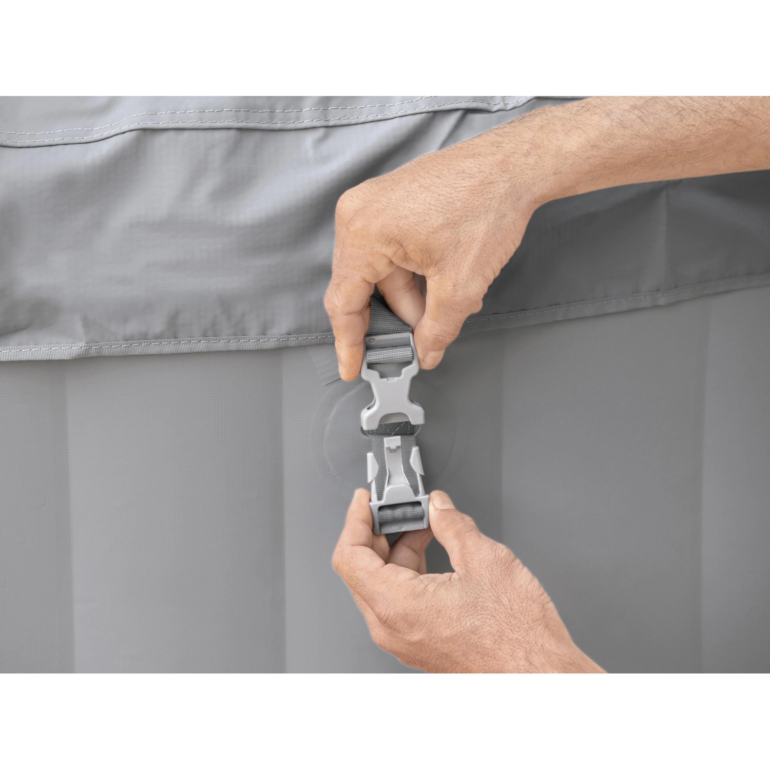 Detailaufnahme: Mann schließt die Abdeckung des Bestway Lay-Z-Spa Whirlpools St. Lucia.