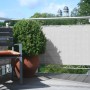 Floracord Balkonverkleidung silbergrau, 90x500cm, als Sichtschutz auf einem Balkon montiert.