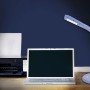 Blaue LED-Schreibtischleuchte Jim von Näve neben Laptop und Drucker auf einem Schreibtisch.