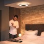 Schwarze Philips Hue Being Deckenleuchte mit Dimmer im Schlafzimmer.