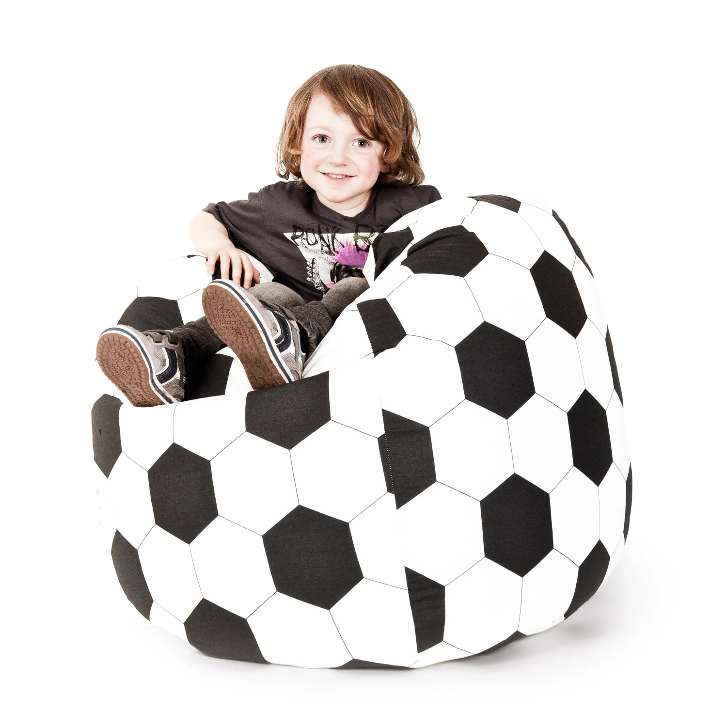 Kind sitzt im schwarz-weißen Sitting Point Sitzsack BeanBag mit Fußballmuster, 220 l.