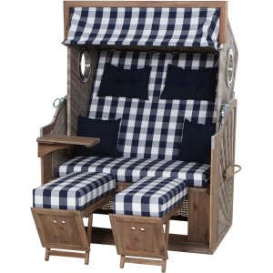 Trendy Strandkorb Greenline 135+ mit blau-weiß karierten Kissen und Fußstützen.