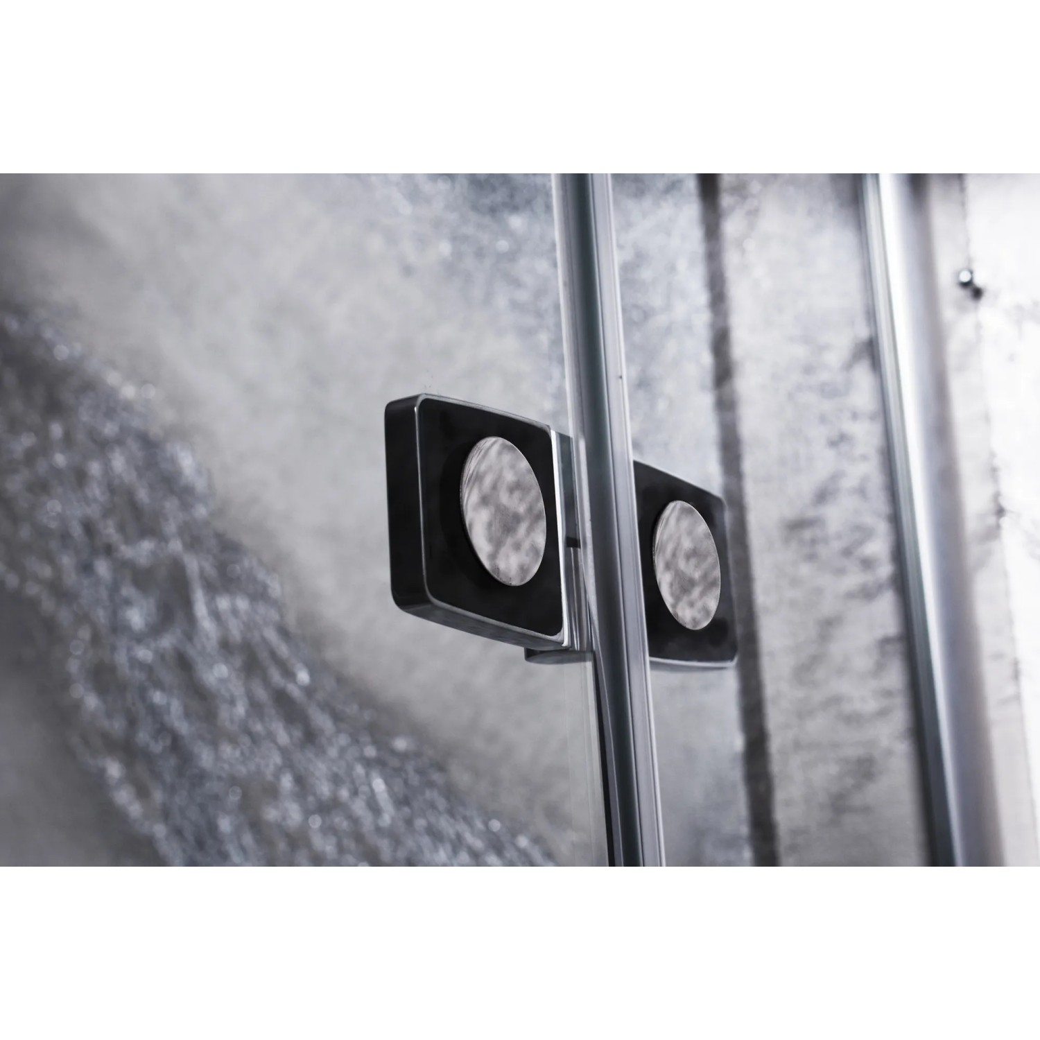 Detailaufnahme: Sanotechnik Drehtür Symphony, Klarglas, links angeschlagen. Duschtür mit Chrom-Beschlägen.