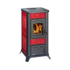 Wamsler Romantik II Kaminofen in Bordeaux-Glanz mit Keramikverkleidung und brennendem Feuer.
