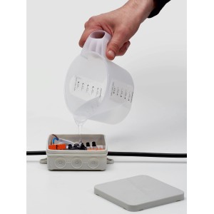 Cellpack Power Gel wird in einen Abzweigkasten gegossen, um elektrische Installationen zu schützen.