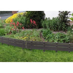 Anthrazitfarbene WPC Beeteinfassung Mali (118x40 cm) im Garten.