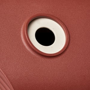 Detailaufnahme: Rot-weißes Elho Vogelhaus Cosy mit rundem Einflugloch.