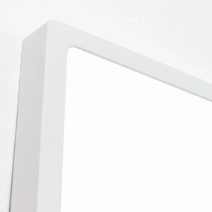 Detail der weißen, ultraflachen Orion Lero LED Deckenleuchte. Minimalistischer Rahmen, bündig montiert.