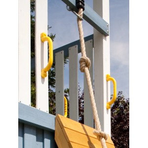 Gelbe Winnetoo Haltegriffe im 2er-Set an einem Spielturm.