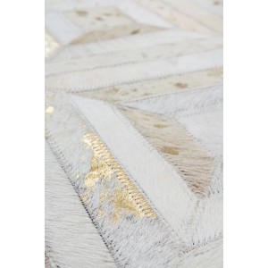 Detailansicht des Teppichs Masque 610 in Elfenbein-Gold, 120x170 cm. Kuhfell mit metallischen Akzenten.