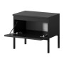 Selsey Nachttisch Bemmi Schwarz 49 cm mit offener Klappe, schlanken Stahlfüßen und Stauraum für moderne Schlafzimmer.