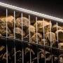 LyghtUp LED-Zaunbeleuchtung Set, anthrazit, mit Steinen in einem Gitterzaun.