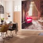 Komar Vlies Fototapete „Stuhlleben“ (200x280 cm) im Wohnraum, zeigt ein Interieur mit rotem Sessel.