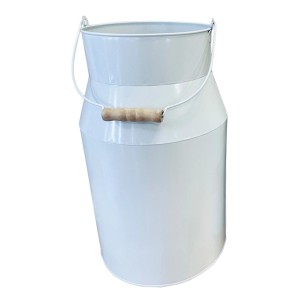 Weiße Boltze Vase Kumi im Milchkanne-Design, 36 cm hoch, mit Holzgriff.