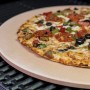 Char-Broil Pizzastein mit Pizza auf Grillrost. Grillutensil aus Keramik, 38 cm Durchmesser.