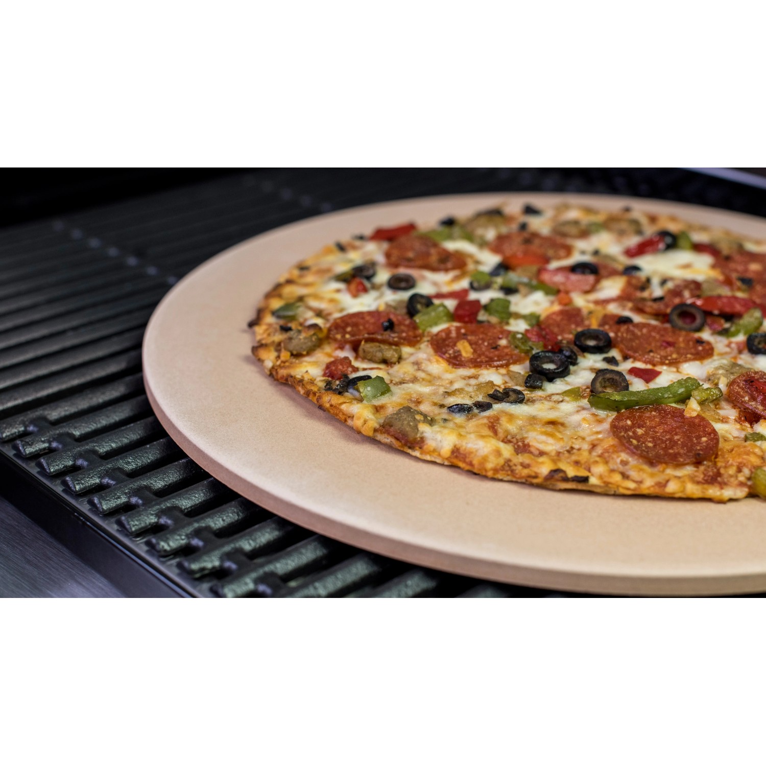 Char-Broil Pizzastein mit Pizza auf Grillrost. Grillutensil aus Keramik, 38 cm Durchmesser.