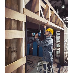 Handwerker bohrt mit dem Bosch Professional Akku-Bohrschrauber GSR 18V-55 in Holz.