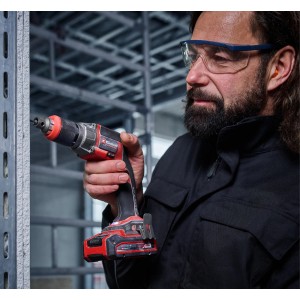 Einhell Akku-Trockenbauschrauber TP-DY 18 im Einsatz, rot-schwarz.