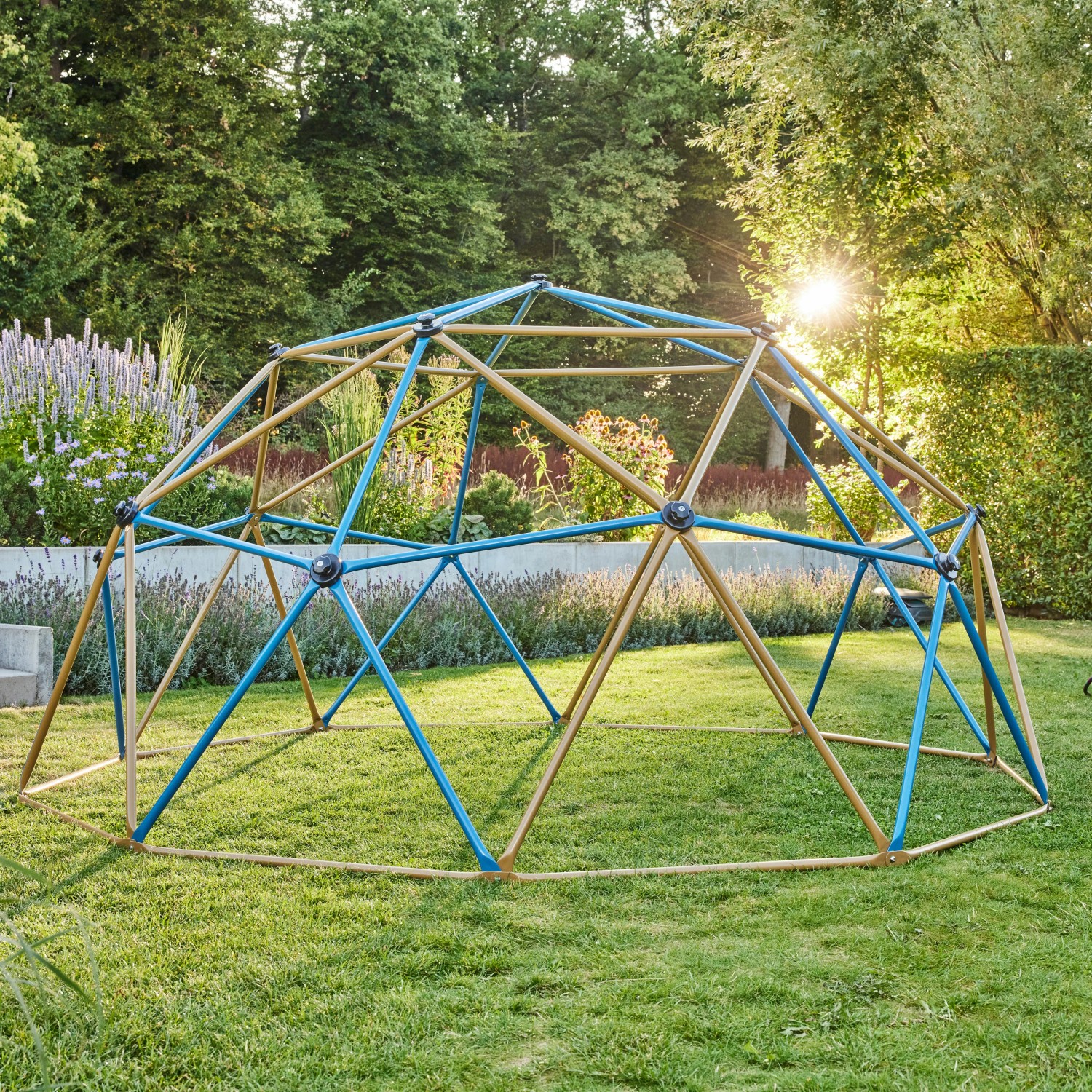 Home Deluxe Klettergerüst Matti blau-bronze im Garten, ohne Zelt und Schaukel.