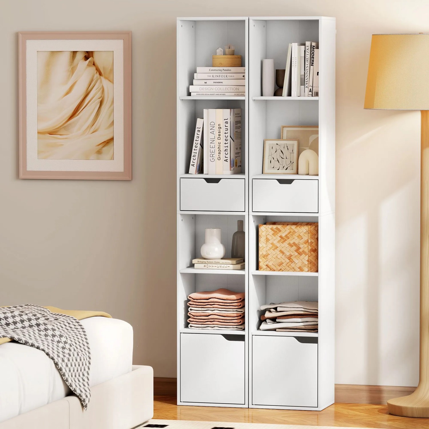 Weißes HOMCOM Bücherregal aus Spanplatte mit offenen Fächern, einer Schublade und einem Schrank. Schmal und modern für Wohnräume.