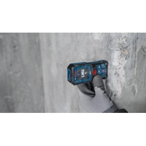 Hand misst mit blau-schwarzem Bosch Laser-Entfernungsmesser GLM60-31 an Betonwand. Display zeigt 1.902 m.