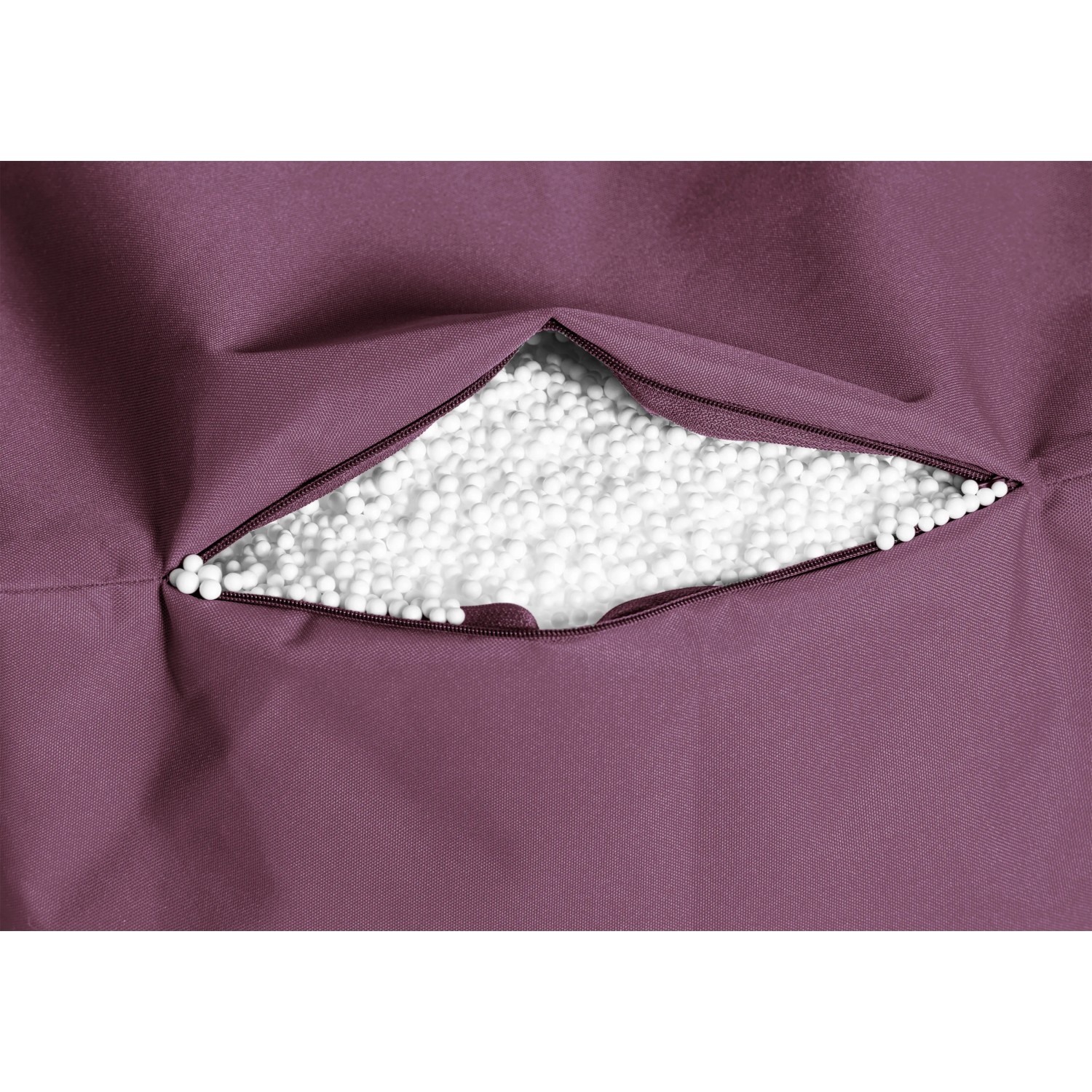 Detailaufnahme: Auberginefarbener Sitting Point Sessel Twist mit EPS-Perlen Füllung.