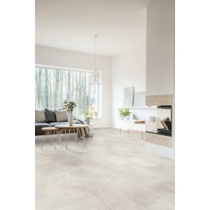 Heller Wohnraum mit Click-Vinylboden Omaha Concrete Fliese XL Town.