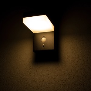 Schwarze Solar-Wandleuchte mit Sensor, 600 lm, warmweißes Licht, geeignet für den Außenbereich.