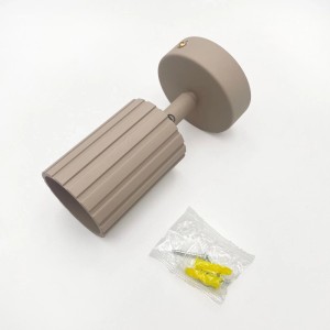 Beige Lamkur Wandleuchte Prisma mit geriffeltem Schirm (Ø 8x16 cm) und Montagematerial.