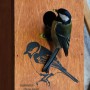 Dobar Nistkasten mit Kohlmeise und Siebdruckmotiv. Vogelhaus aus Kiefernholz mit Einflugloch.