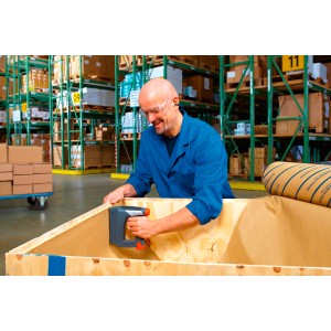 Mann tackert Holzkiste mit Novus Akku-Tacker J 214 im Lager.