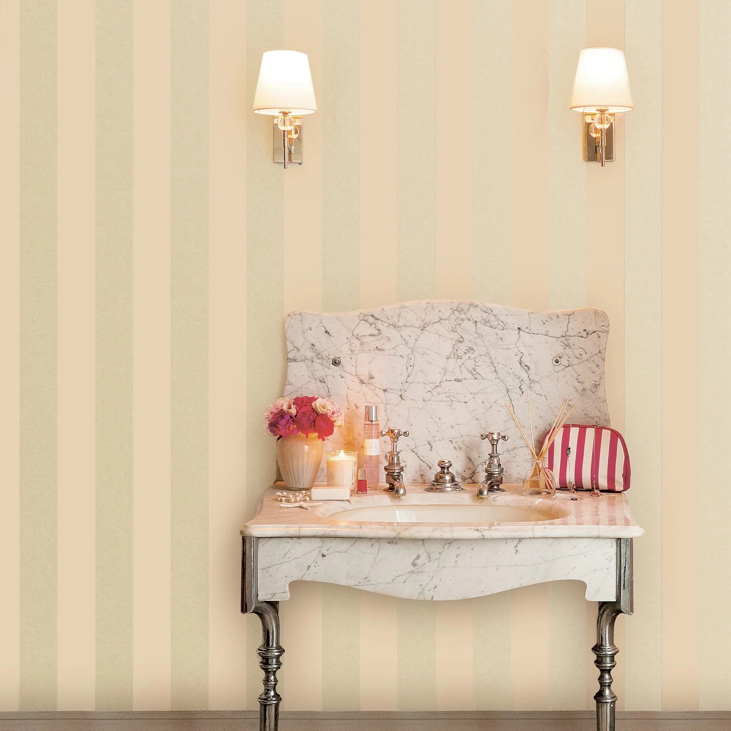 Laura Ashley Vliestapete Lille: Streifen in Beige und Creme, dezenter Perlglanz.