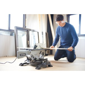 Ryobi RTMS1800-G Kombisäge als Kapp- und Tischkreissäge im Einsatz mit Holzwerkstück.