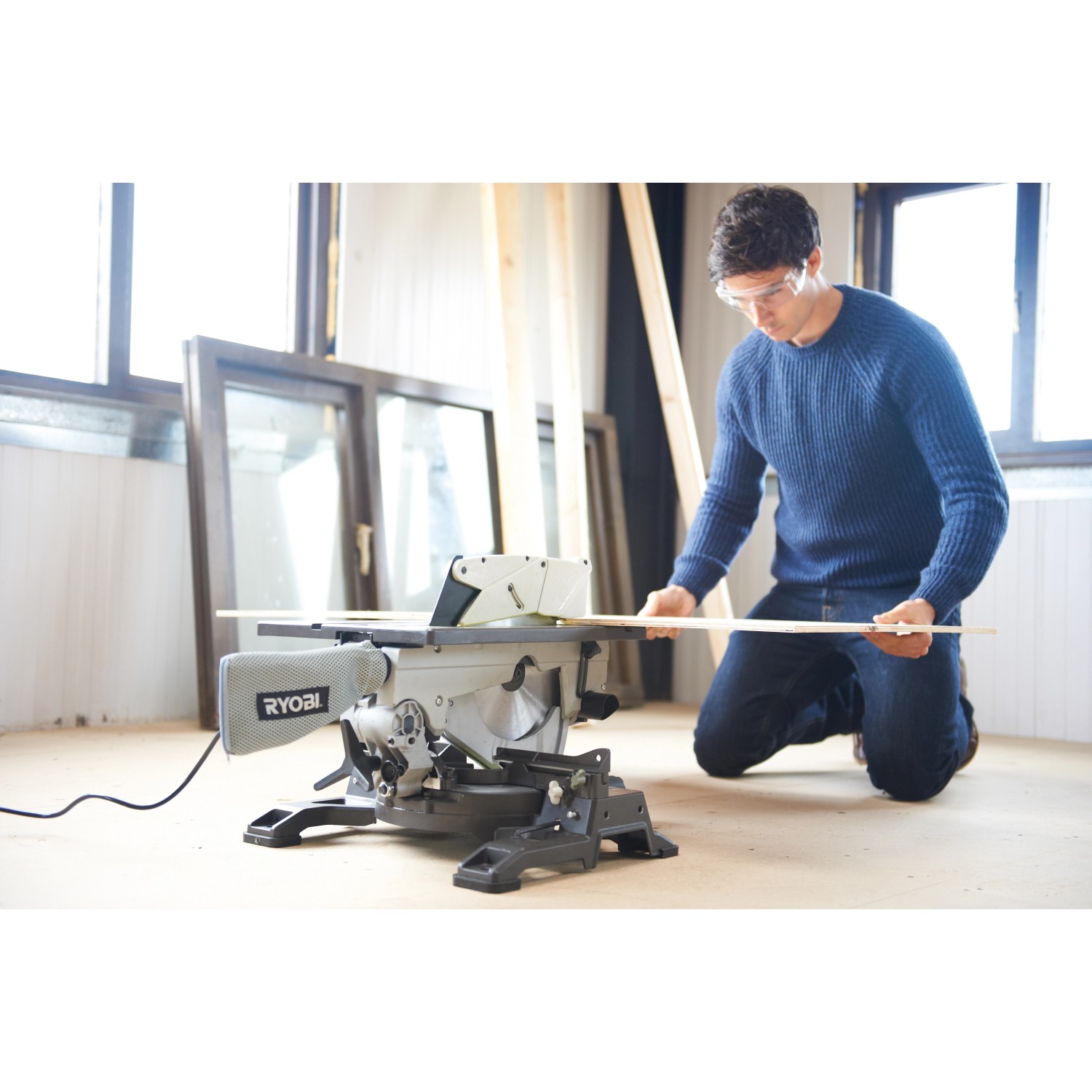 Ryobi RTMS1800-G Kombisäge als Kapp- und Tischkreissäge im Einsatz mit Holzwerkstück.