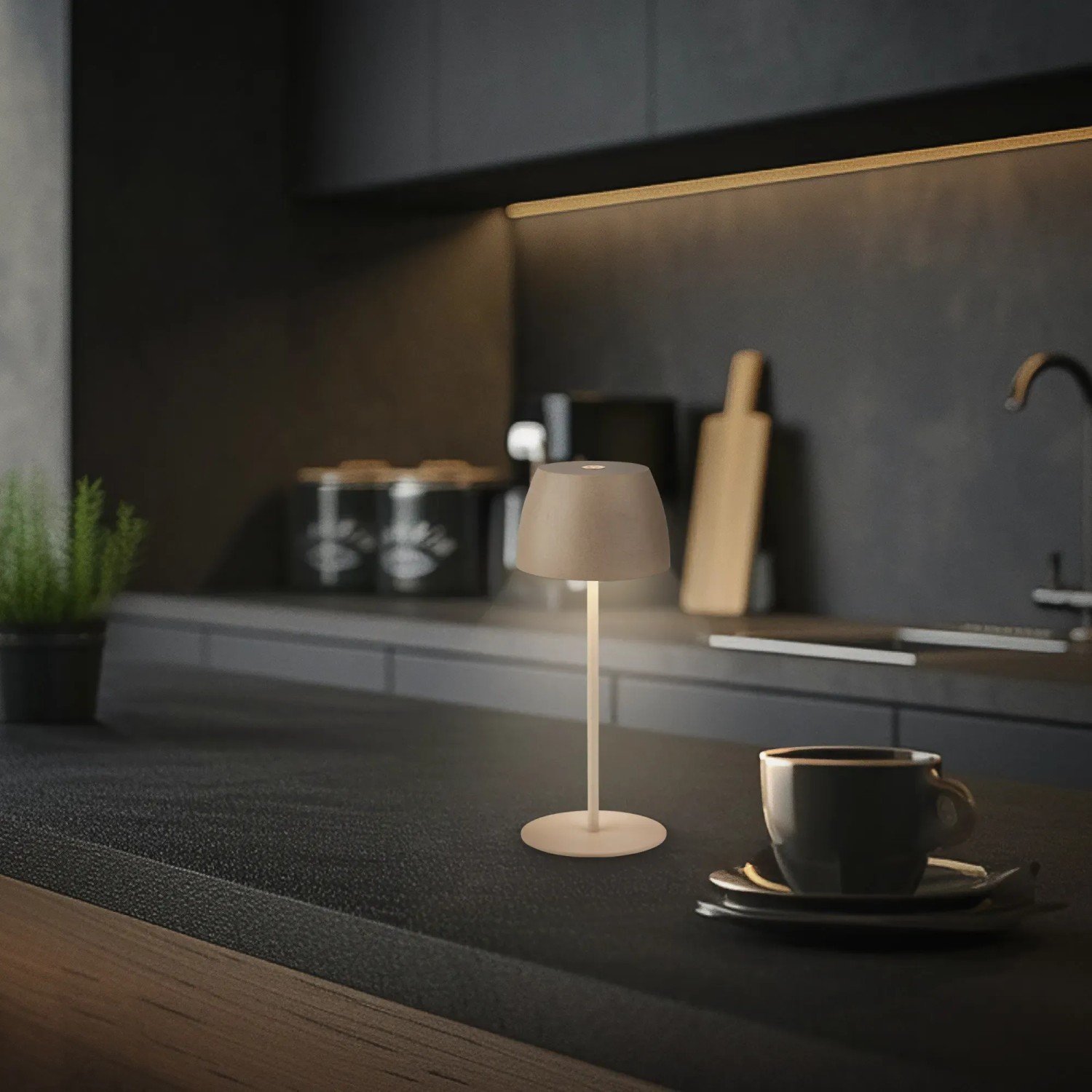 Beige LED Akku Tischleuchte Serina Mini, 20cm, dimmbar, für den Außenbereich.