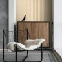 Grosfillex Wandpaneel Element 3D Optik Linio Ash Light, montiert an einer Wand im Wohnraum.