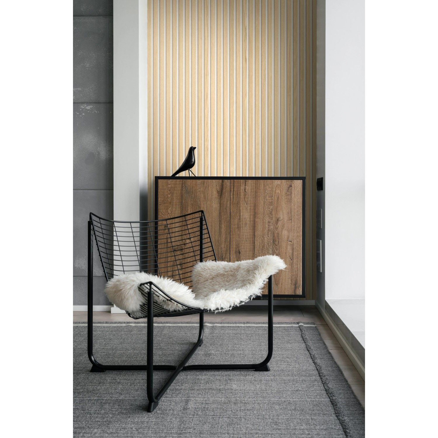 Grosfillex Wandpaneel Element 3D Optik Linio Ash Light, montiert an einer Wand im Wohnraum.