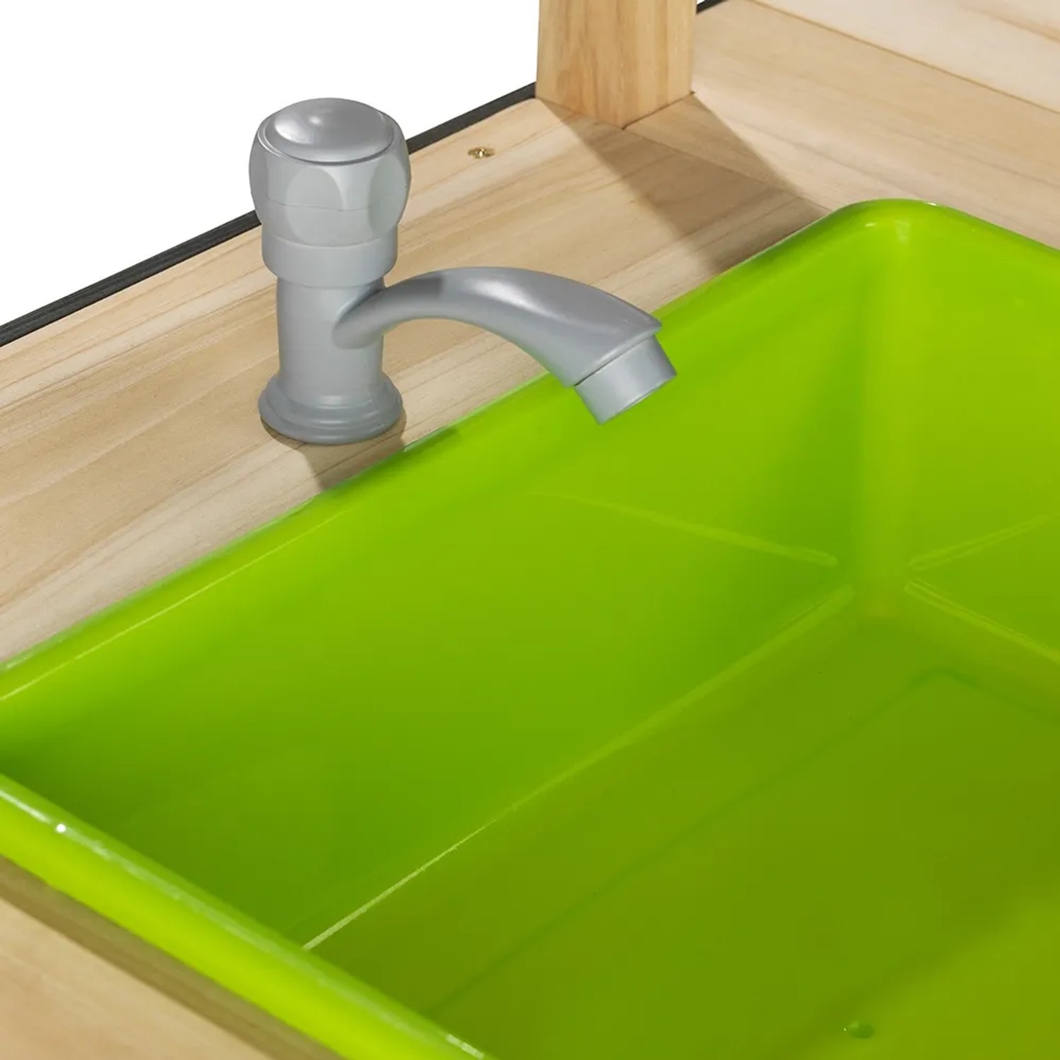 Detailaufnahme: Grüne Spüle und Wasserhahn der Exit Toys Yummy 100 Spielküche aus Holz.